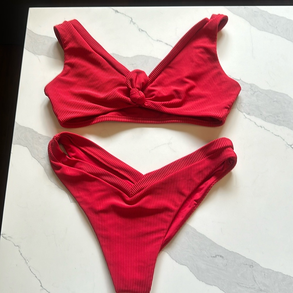 Frankie’s sexy red two piece 😍